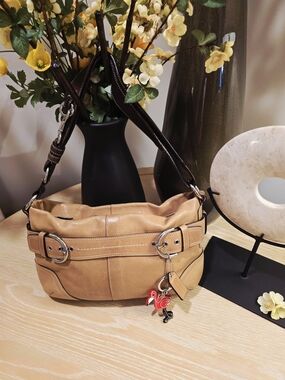 Coach '05 Vintage Y2K Tan Leather Shoulder Bag with Dark Brown Strap